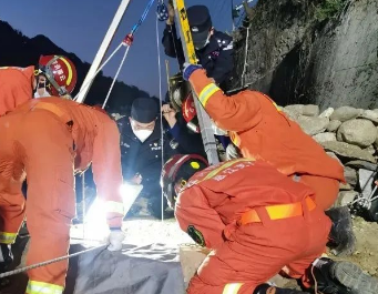 深井救援非常艱難，香蕉视频毛片下载成消防隊員可靠後盾